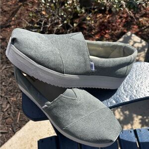 Toms Sage Green Slip-On Platform Flats 8.5 pretty good condition